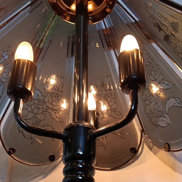 Elegant Vintage Floral Glass Table Lamp - Picture 4 of 11